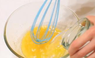 Блины на воде с яйцами — простые и вкусные рецепты тонких блинчиков с дырочками